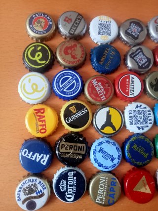 Collezione 77 Tappi di birra Diverse vari nazioni