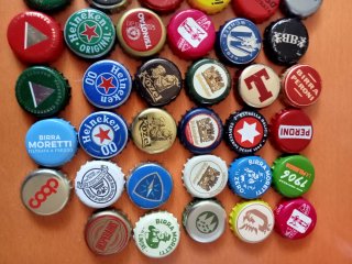 Collezione 77 Tappi di birra Diverse vari nazioni