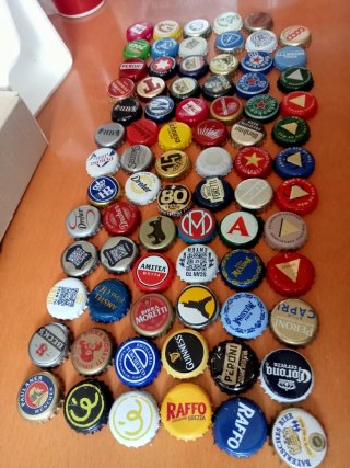 Collezione 77 Tappi di birra Diverse vari nazioni