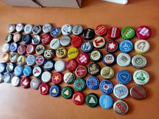 Collezione 77 Tappi di birra Diverse vari nazioni