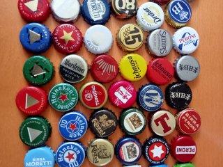 Collezione 77 Tappi di birra Diverse vari nazioni