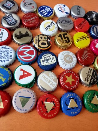 Collezione 77 Tappi di birra Diverse vari nazioni