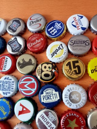 Collezione 77 Tappi di birra Diverse vari nazioni