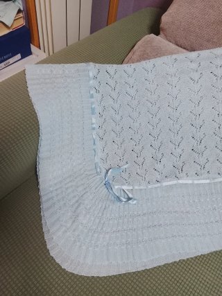 Toquilla azul tejida con lazos