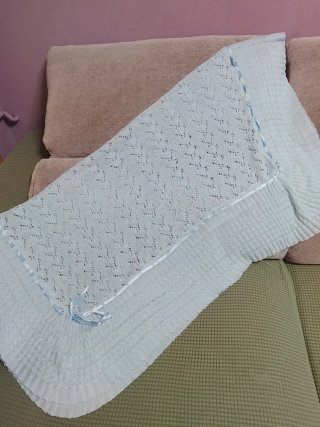 Toquilla azul tejida con lazos