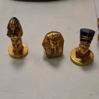 Lote de antigüedades: Budas, cruces, brújulas