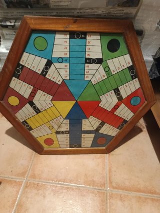 Tabla de parchís hexagonal antiguo con cristal