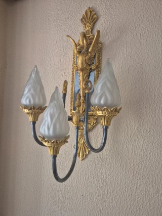 Lámpara de pared dorada con 3 tulipas