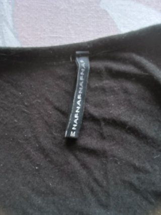 Camiseta negra con tachuelas plateadas