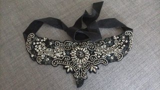Collar pedrería con lazo negro