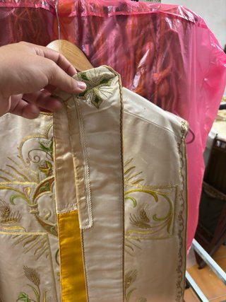 Ropa cristiana litúrgica bordada a mano