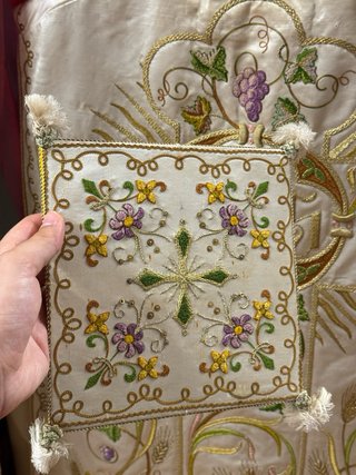 Ropa cristiana litúrgica bordada a mano