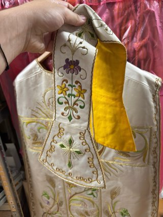 Ropa cristiana litúrgica bordada a mano