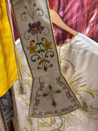 Ropa cristiana litúrgica bordada a mano