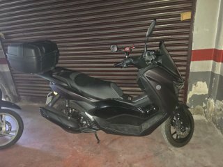 Yamaha Maxi Scooter Negra/Marrón