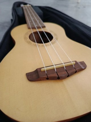 Ukelele Soprano Hricane con funda y compelmentos