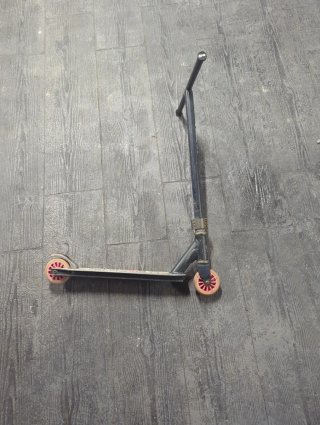 Patinete freestyle negro ruedas rosas