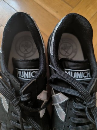 Zapatillas Munich Negras y Plateadas