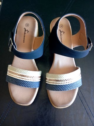 Sandalias cuña beige y negro