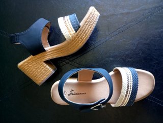 Sandalias cuña beige y negro