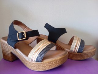Sandalias cuña beige y negro