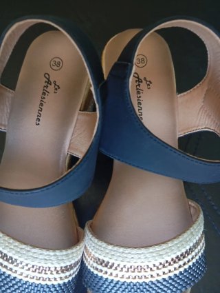 Sandalias cuña beige y negro