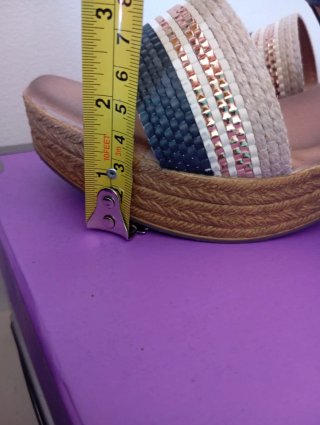 Sandalias cuña beige y negro