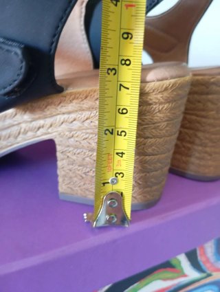 Sandalias cuña beige y negro