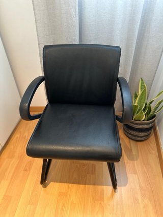 Silla de oficina negra con patas metálicas