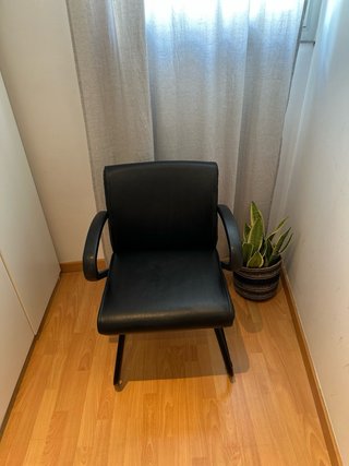 Silla de oficina negra con patas metálicas