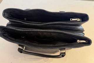 Bolso Guess Porta Documentos y Portátil Negro/Gris