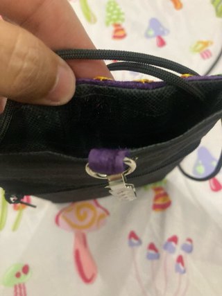 Bolso étnico morado con bordado de pavo real
