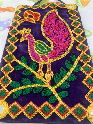 Bolso étnico morado con bordado de pavo real