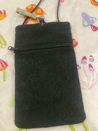 Bolso étnico morado con bordado de pavo real