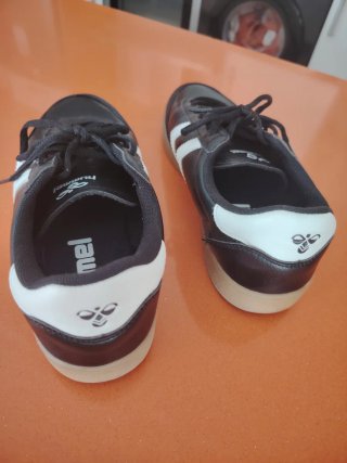 Zapatillas Hummel Negras y Blancas 8