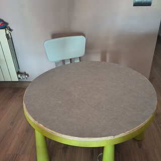 Mesa infantil redonda IKEA con 2 sillas