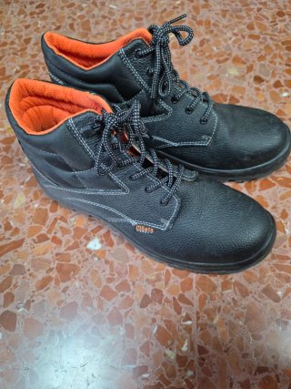 Botas de seguridad Beta negras y naranjas