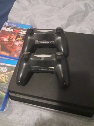 PS4 + 2 Mandos + 2 Juegos