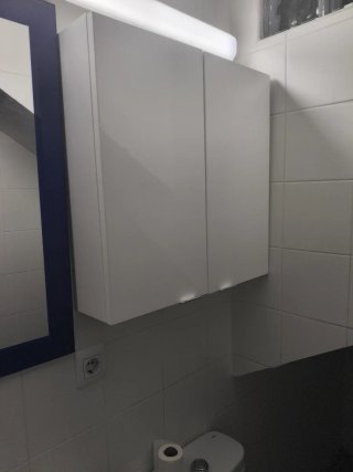 Lavabo, grifo, mueble y espejo