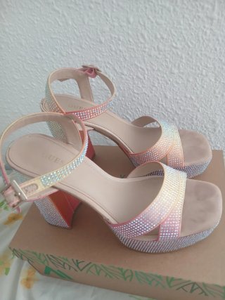 Tacones Guess Dorados y Rosas Brillantes