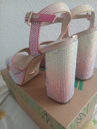 Tacones Guess Dorados y Rosas Brillantes