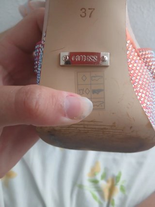Tacones Guess Dorados y Rosas Brillantes