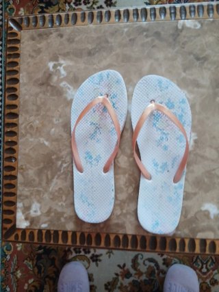 Chanclas de mujer blancas y rosas