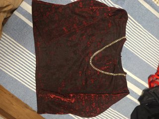 Blusa transparente negra y roja con cadena