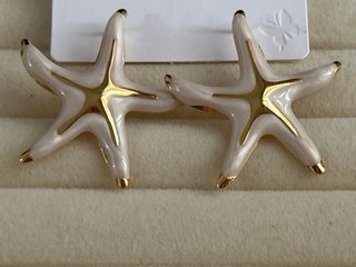 Pendientes estrella de mar dorados y blancos acero