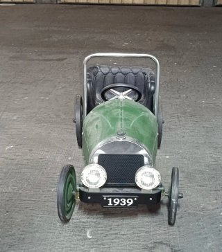 Coche de pedales verde estilo vintage