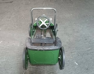 Coche de pedales verde estilo vintage