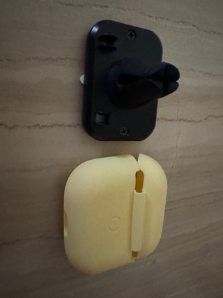Supporto auto AirPods giallo e adesivo 3M