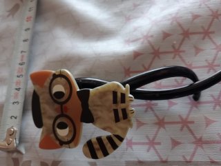 Pasador pelo gato con pajarita y gafas