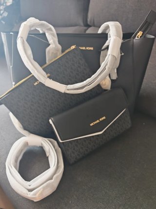 Conjunto Bolso Michael Kors Negro y Dorado